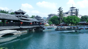 古桥流水畔的中式风景