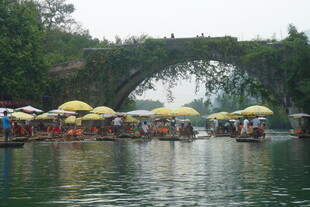 水上泛舟景 伞下悠然情