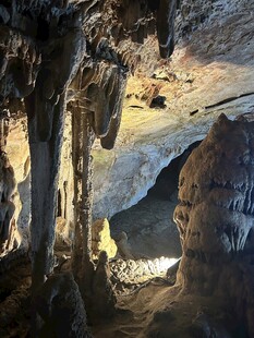 神秘洞穴内的奇妙钟乳石景观