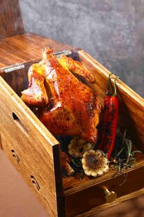 木盒盛装的美味烤鸡