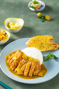 美味咖喱鸡肉饭配面包