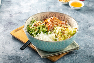 美味蔬菜虾仁拌饭