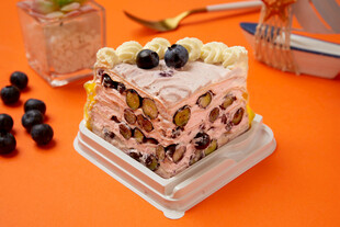 美味多层浆果蛋糕