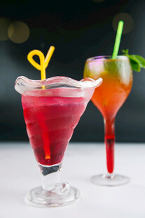 色彩缤纷的美味鸡尾酒