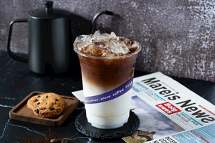 冰咖啡配饼干与报纸时光