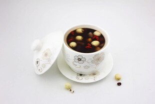 姜丝桂圆红枣莲心枸杞红糖水