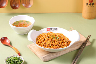 美味拌面搭配多样小食