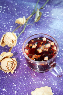 花圃茶 紫色背景的花茶与干花