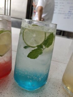 多彩分层薄荷柠檬气泡饮