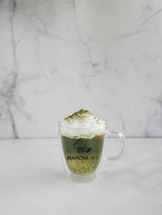 抹茶拿铁配奶油顶饮品