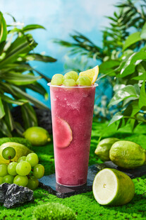 缤纷葡萄鲜果饮品 绿意环绕