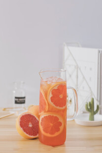 清新西柚果汁玻璃杯特写
