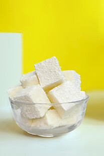 玻璃碗中的椰奶炒酸奶