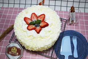 草莓装饰的美味奶油蛋糕
