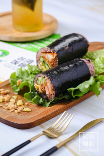 美味海苔寿司卷摆盘精致