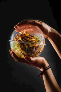 手捧梦幻玻璃球 麻椒鸡