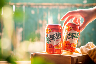 手取两罐快乐肥宅汽水