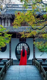 古风庭院中红衣女子漫步