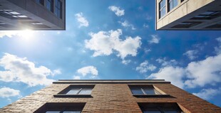 仰望城市建筑与蓝天