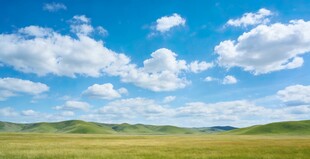 辽阔草原上的蓝天白云