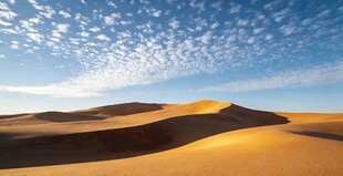 壮丽沙漠风光蓝天白云相伴