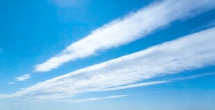 蓝天飘絮状白云美景