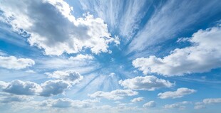 晴朗天空下的绚烂阳光