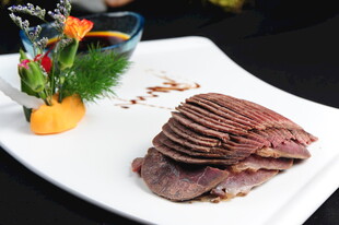 美味酱牛肉摆盘精致