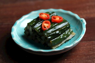 青盘上的爽口腌黄瓜