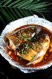 锡纸包裹的美味红烧鱼