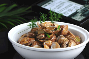 美味白碗装蛤蜊