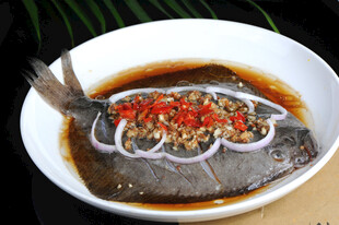 清蒸鱼配红椒葱丝