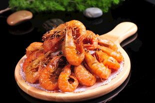 美味香辣虾摆放在木盘中