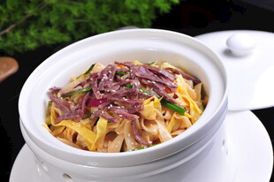 美味瓦罐菜食材丰富诱人