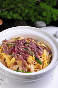 美味牛肉煲仔面