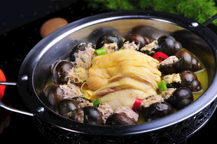 一锅鲜美的鸡肉海鲜炖菜