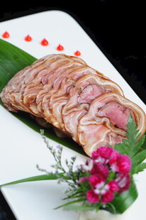 精美摆盘的千层酱肉