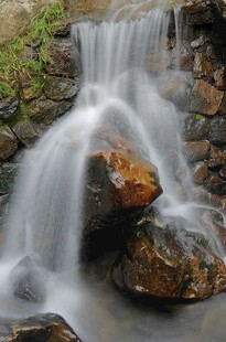 山间潺潺小瀑布