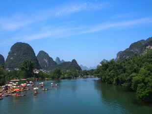 漓江山水间的竹筏美景