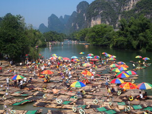 漓江畔热闹的竹筏漂流场景