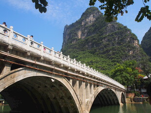 山水间的石拱桥美景