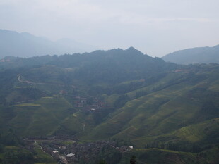 山峦叠翠的秀丽山间景色