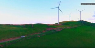 草原上的风力发电机组