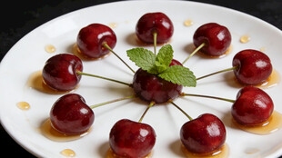 精致摆盘的新鲜樱桃