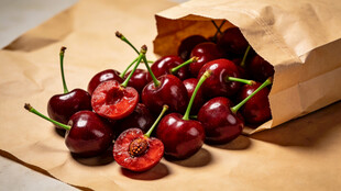 纸袋中的新鲜红樱桃