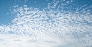 蓝天中的独特纹理云朵