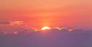 日出时分的绚烂天空