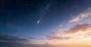 夜空流星与绚丽霞光