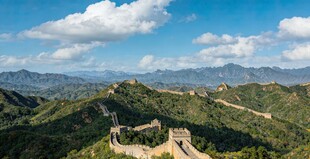 壮丽长城蜿蜒于青山之间