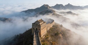 云雾缭绕中的雄伟长城